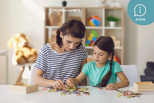 une maman apprend les lettres à sa fille