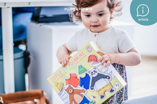 petite fille avec le jeu éducatif défilé de fourrure 