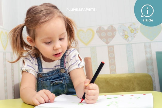 petite fille qui se concentre sur son dessin