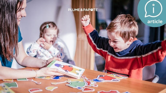 des enfants jouent au jeu défilé de fourrure