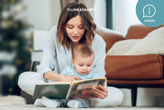 maman lit un livre à son bébé